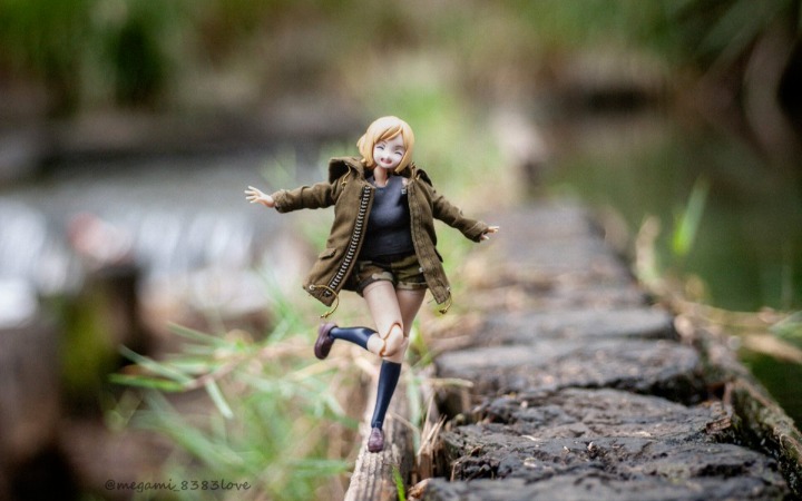 为拍美少女模型险掉河里！日本推主趴堤取景的拼命姿势