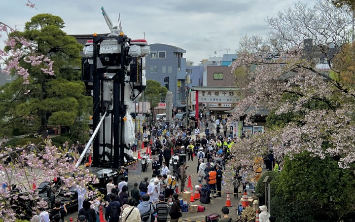 现实版特车二课！等身大英格拉姆亮相交通安全活动