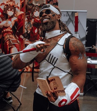 从肌肉线条到自由灵魂 这位欧美硬汉把杀人蜂演活了